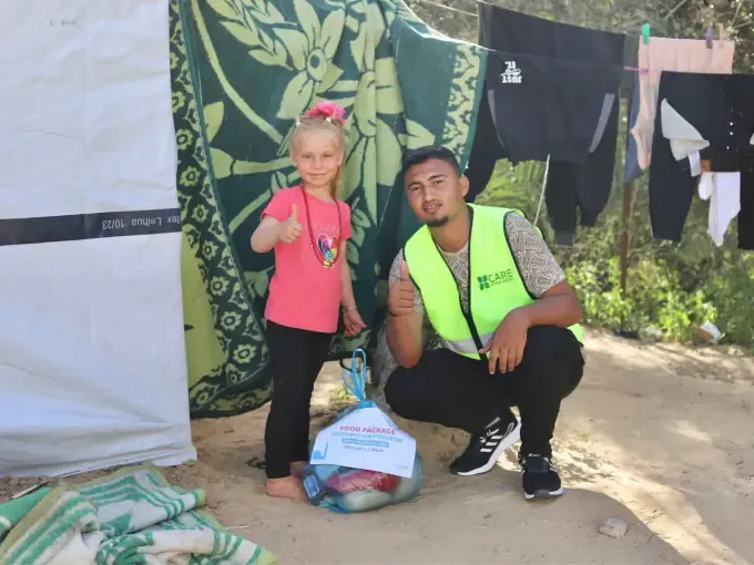 A CBB volunteer with children at an emergency shelter