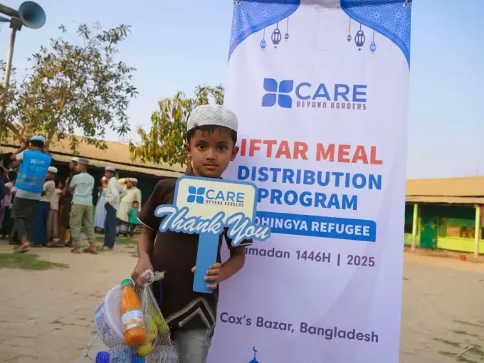 A CBB volunteer at an iftar meal distribution