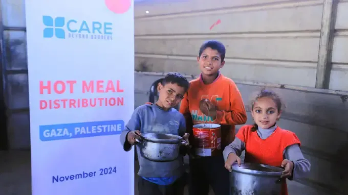 Children with hot meals at a CBB distribution